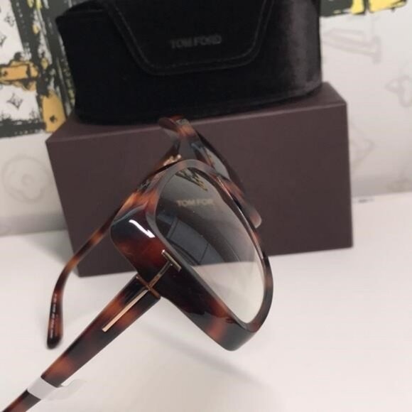NEW AUTHENTIC Tom Ford Women's Oversized Tortoise Sunglasses TF943 53F","descrip - Picture 11 of 13